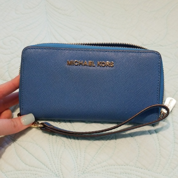 Michael Kors Handbags - Michael Kors Wristlet Wallet